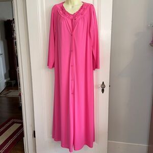 Vtg 60s/70s Shadowline‎ bright pink robe/nightgown set with embroidered neckline
